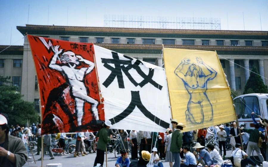 「六四天安門」前夕， 要求民主及對話的學生已進入絕食的第七天，昏迷者不斷，長安街上各種「救人」的行動紛紛展開，此圖為中央戲劇學院所豎立的三張「救人」宣傳畫，1989.05.19；李賢文攝影-圖片