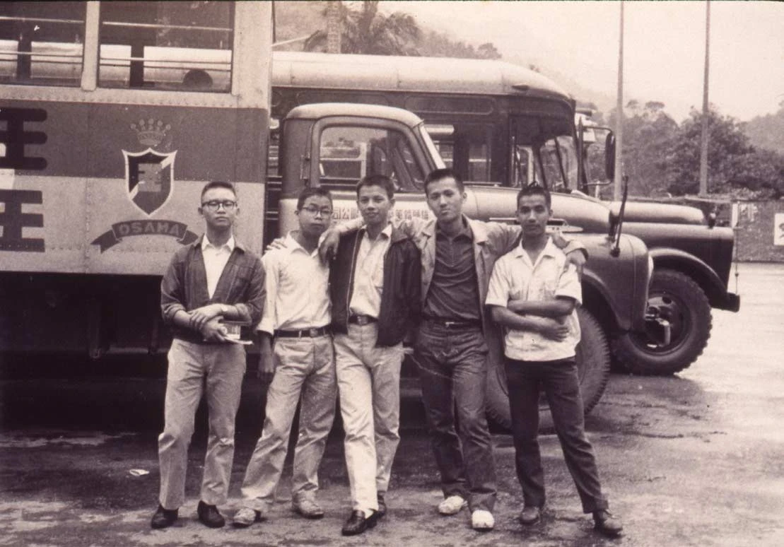 附中寫生會會友們在雄獅文具提供的「寫生交通車」前合影-圖片