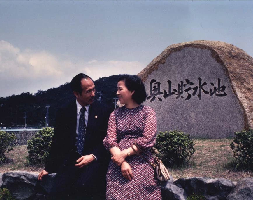 雄獅鉛筆廠負責人李阿目先生與妻李玉合照於日本，1975；李賢文攝影-圖片