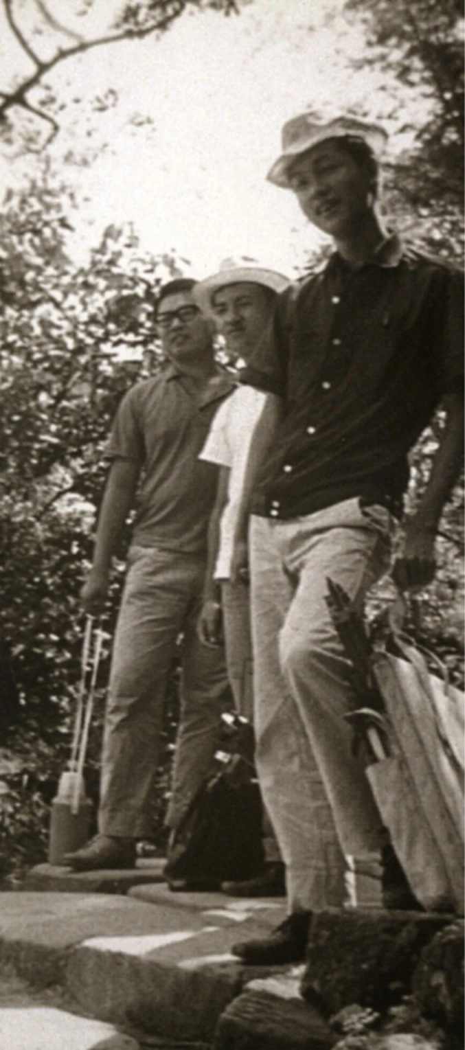 附中寫生會到苗栗獅頭山寫生；前為李乾朗，中為李賢文，後為李雙澤，1968；李乾朗提供-圖片