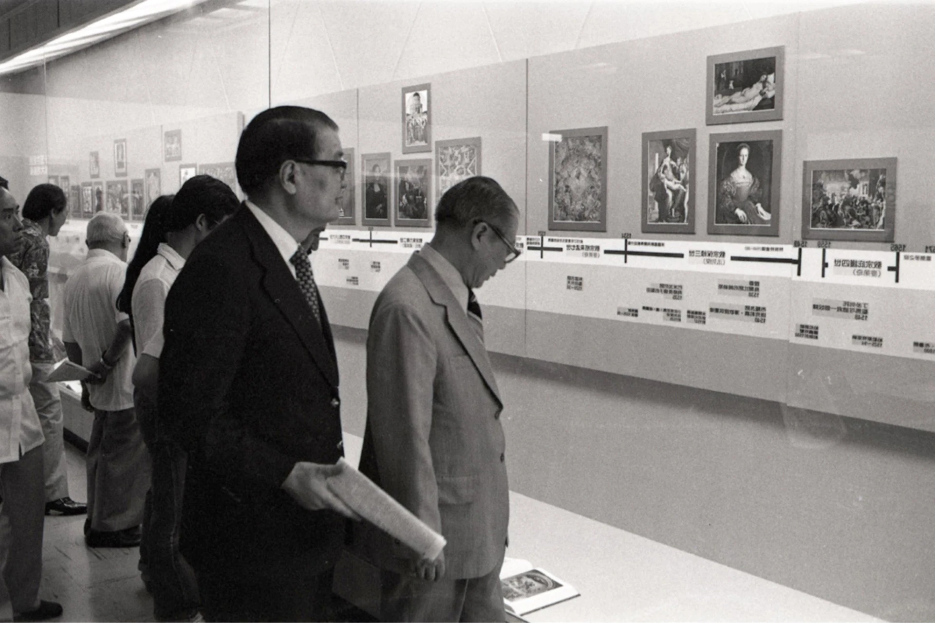 《西洋美術辭典》於1982年出版，國立歷史博物館館長何浩天提供「國家畫廊」展示《西洋美術辭典》與編輯過程-圖片