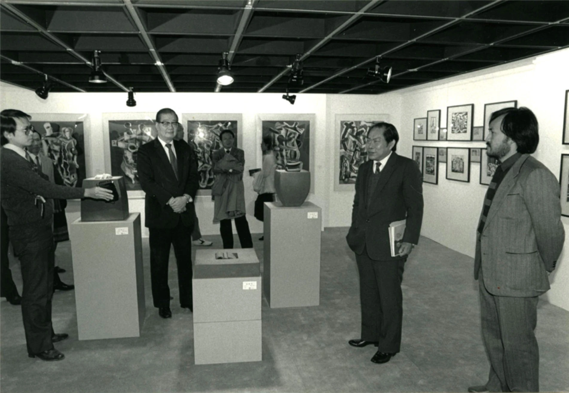 「雄獅畫廊」於1984年12月28日成立，推出開幕首展「雄獅美術雙年展」；右起李賢文、陳奇祿、何浩天、李復興-圖片