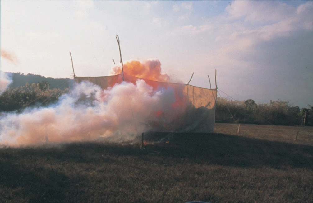 蔡國強，《人類的家：為外星人做的計畫第一號》實現於1989年11月11日下午2點40分；Wataru Kai 攝影，蔡工作室提供-圖片