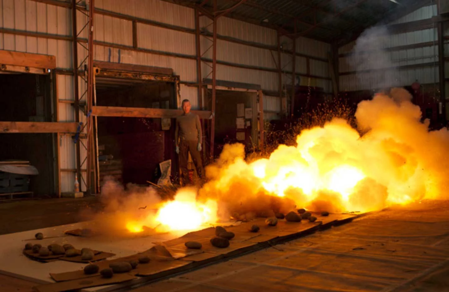 蔡國強的火藥草圖《倒松》爆破瞬間，紐約長島，2012；林淑雯攝影，蔡工作室提供-圖片