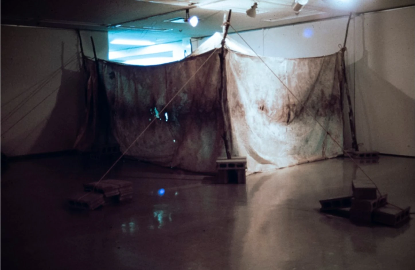 蔡國強，《人類的家：為外星人做的計畫第一號》1989年爆破完成當天就移至一旁的熊川神社做成裝置作品，圖為1990年於大阪府立現代美術中心裝置現場；蔡國強攝影，蔡工作室提供-圖片