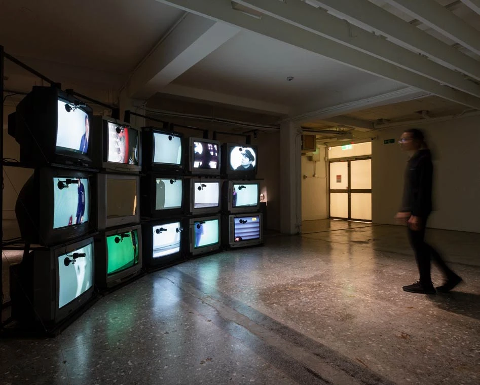 《迷宮中的誰》，2018，投影機、鏡子、動力結構、網路攝影機，「再基地：當實驗成為態度」於台灣當代文化實驗場展場一景；李基宏攝影-圖片