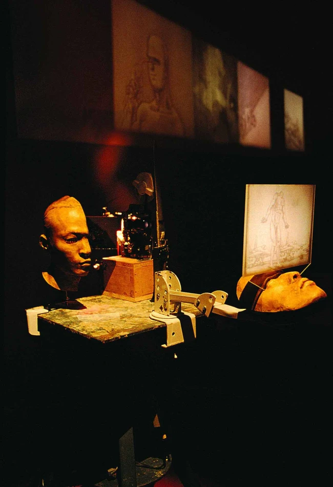 《慣性運動》系列，2005，「威尼斯雙年展台灣館——自由的幻象」於威尼斯普里奇歐尼宮展場開幕一景，2005.6-圖片