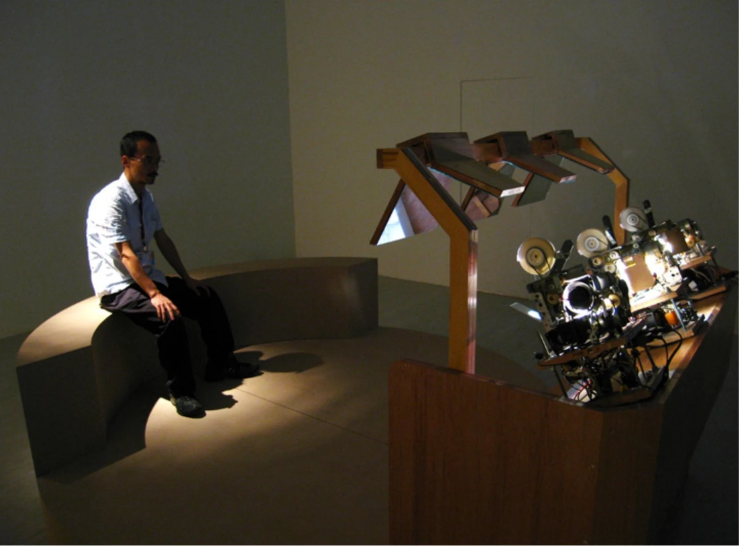 《明箱電影院（三螢幕）之路漫漫》，1996−2008，參展王嘉驥策展「家：2008台灣美術雙年展」於國美館展出一景-圖片