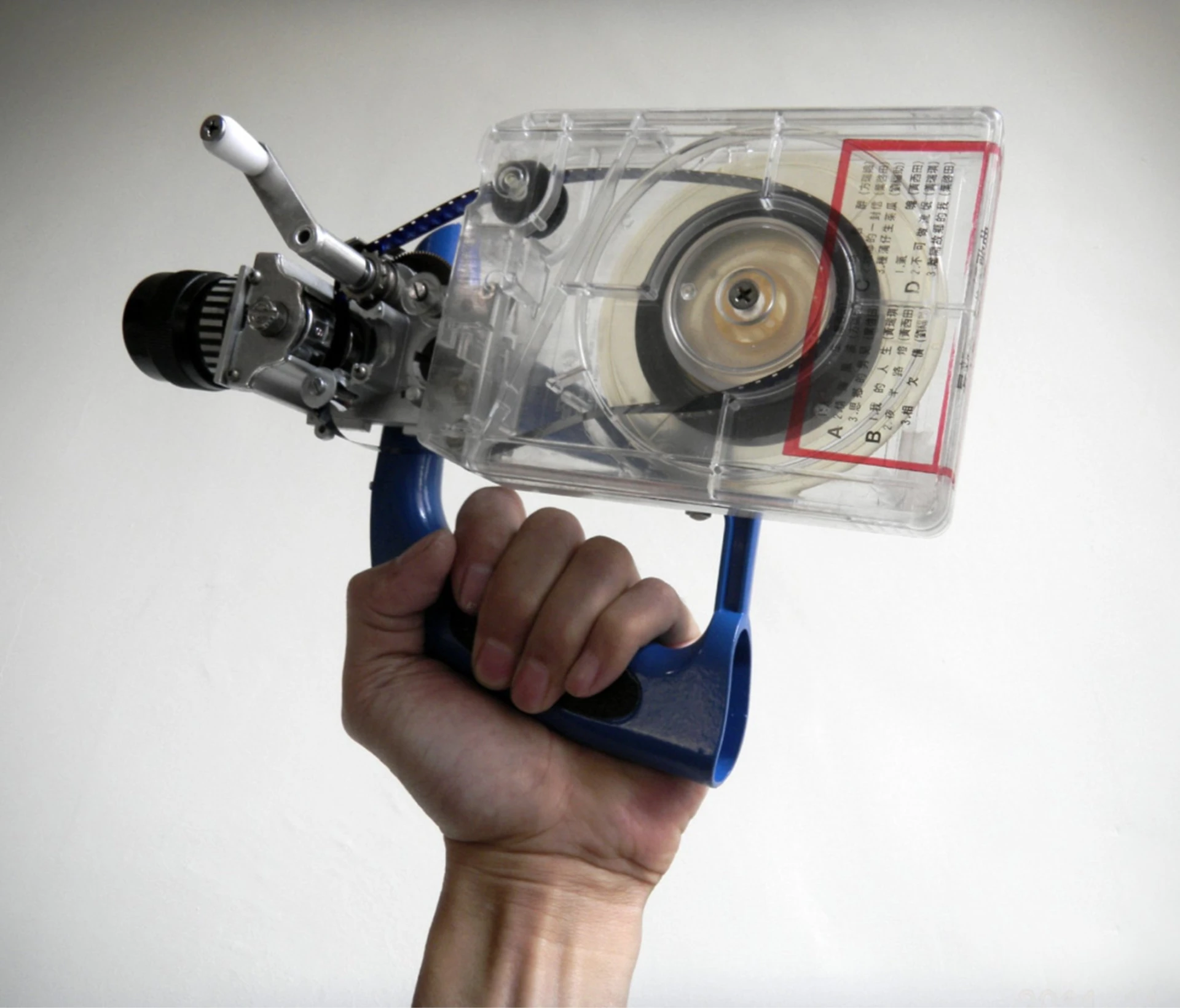 《持放映機的人》，2007，掌中型8釐米裝置-圖片