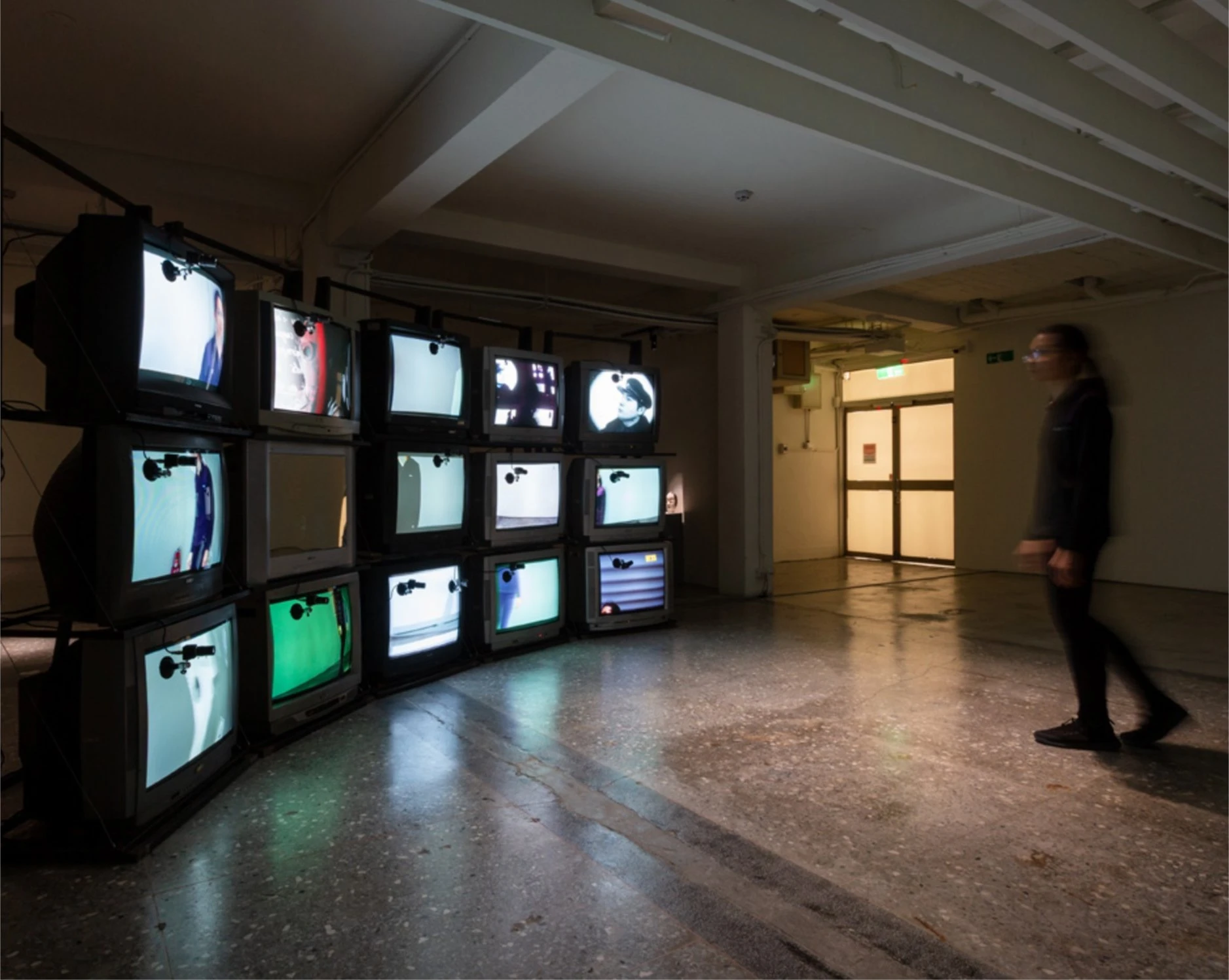 《迷宮中的誰》，2018，投影機、鏡子、動力結構、網路攝影機，「再基地：當實驗成為態度」於台灣當代文化實驗場展場一景；李基宏攝影-圖片