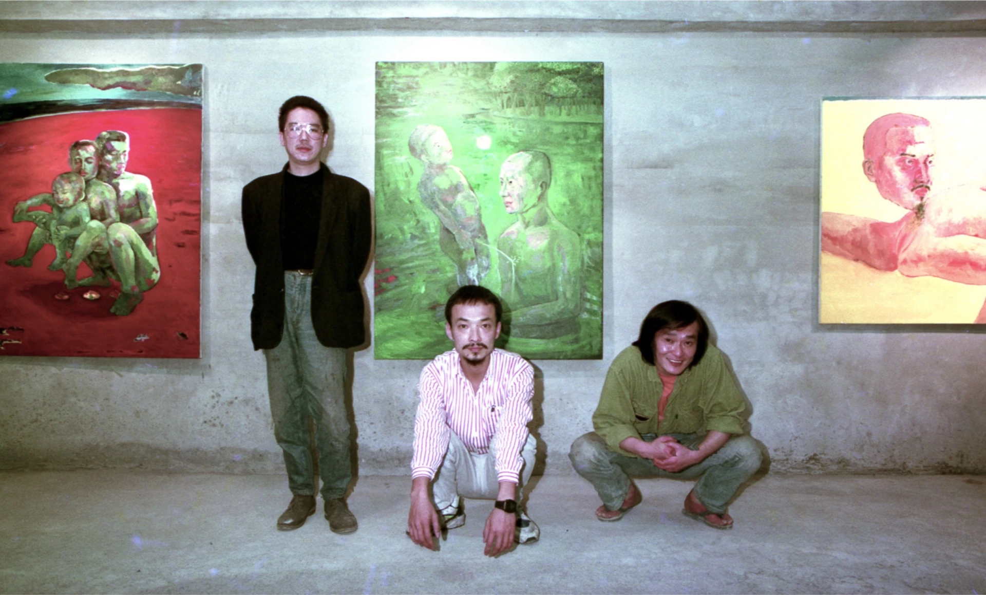 高重黎（中）與林鉅、陳界仁於1991年在「息壤3」聯展合影，後為高重黎油畫作品《月光下的長征》系列；林日山攝影-圖片