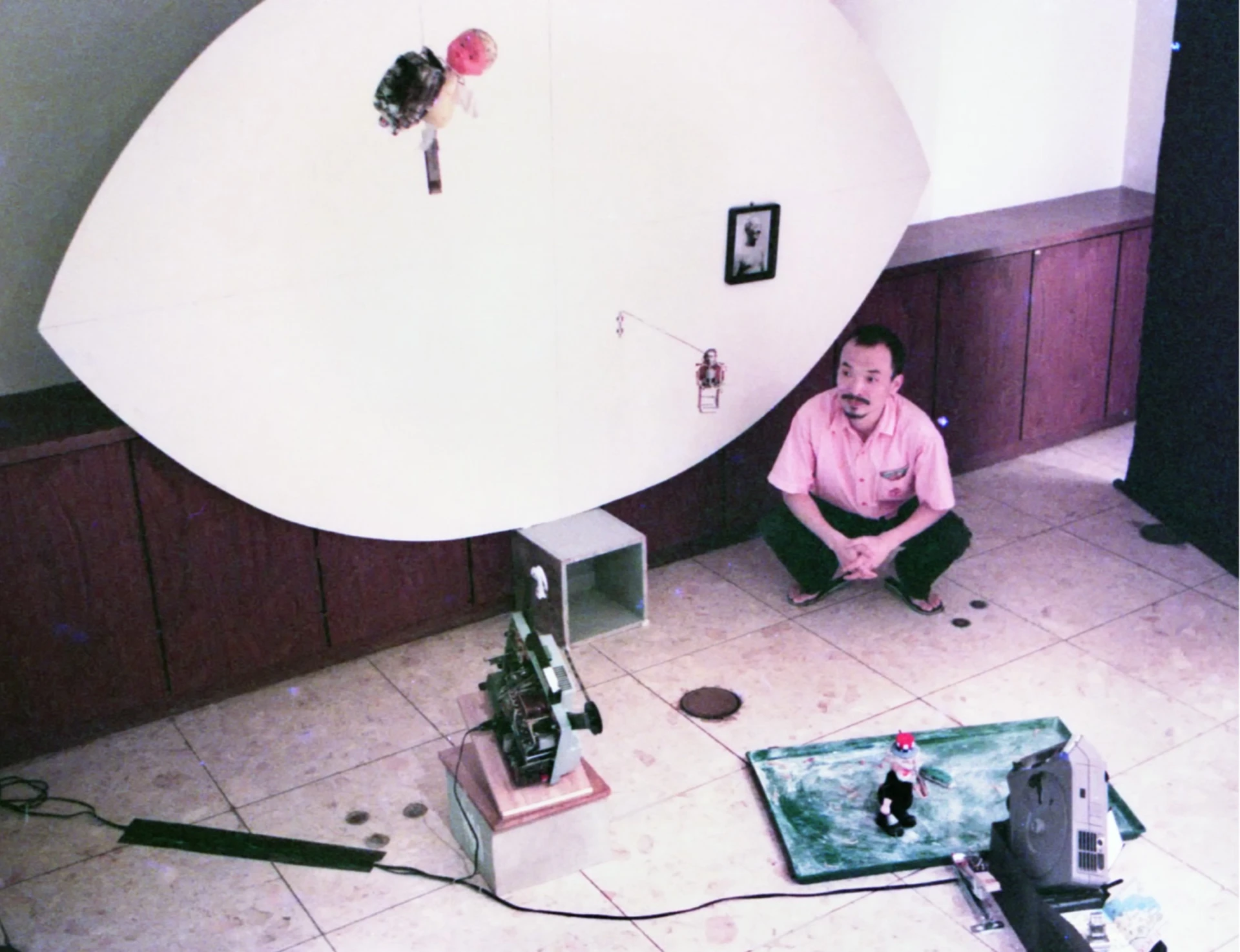 《反．美．學001》，1999，光化學機械式活動影像裝置，參加「從觀看到解讀：台灣現代影像藝術展1990−1999」聯展於郭木生文教基金會美術中心-圖片