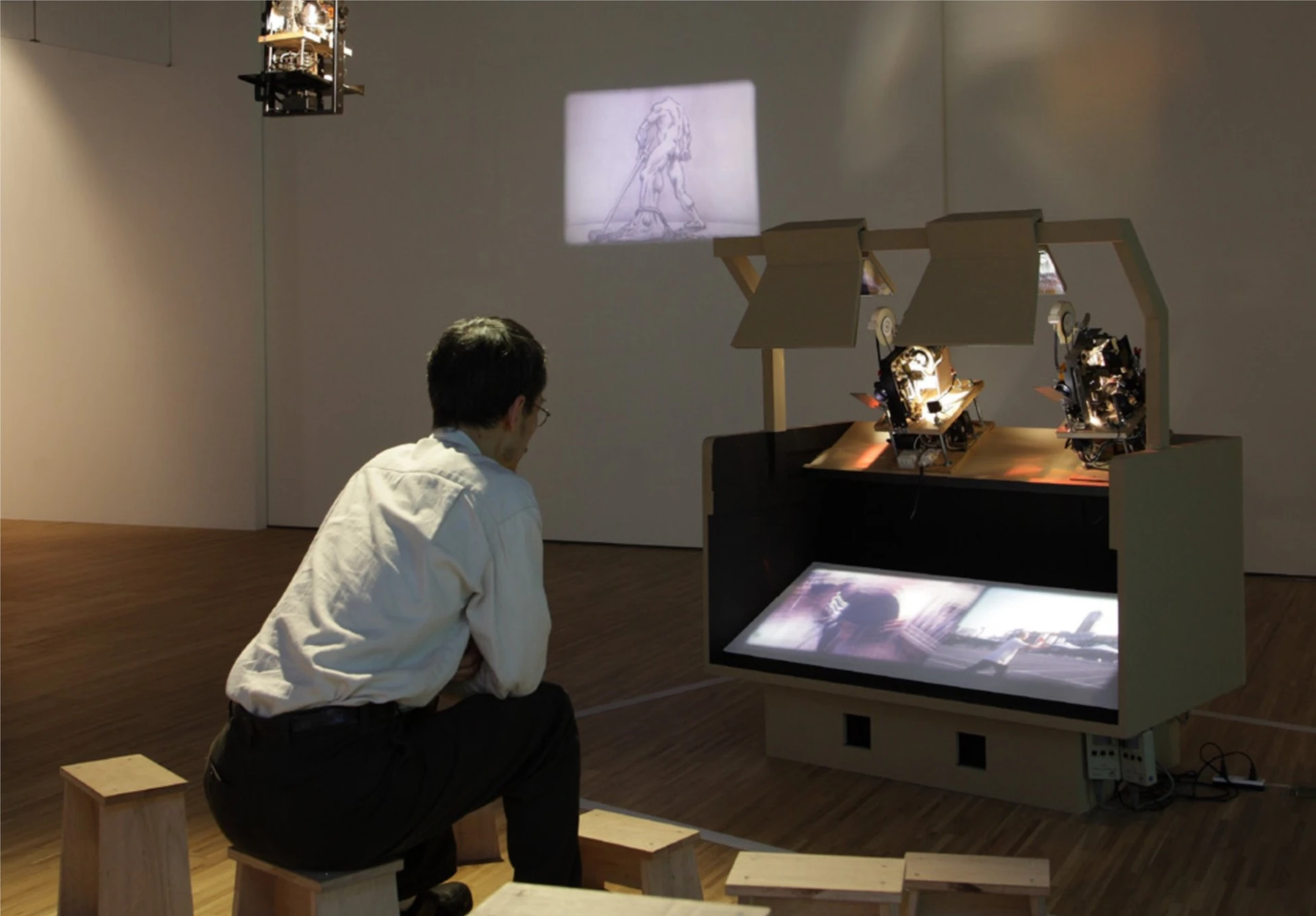 《明箱電影院之路漫漫》，2008，雙螢幕版8釐米裝置，「浮動」於鳳甲美術館展場一景；陳明聰攝影-圖片