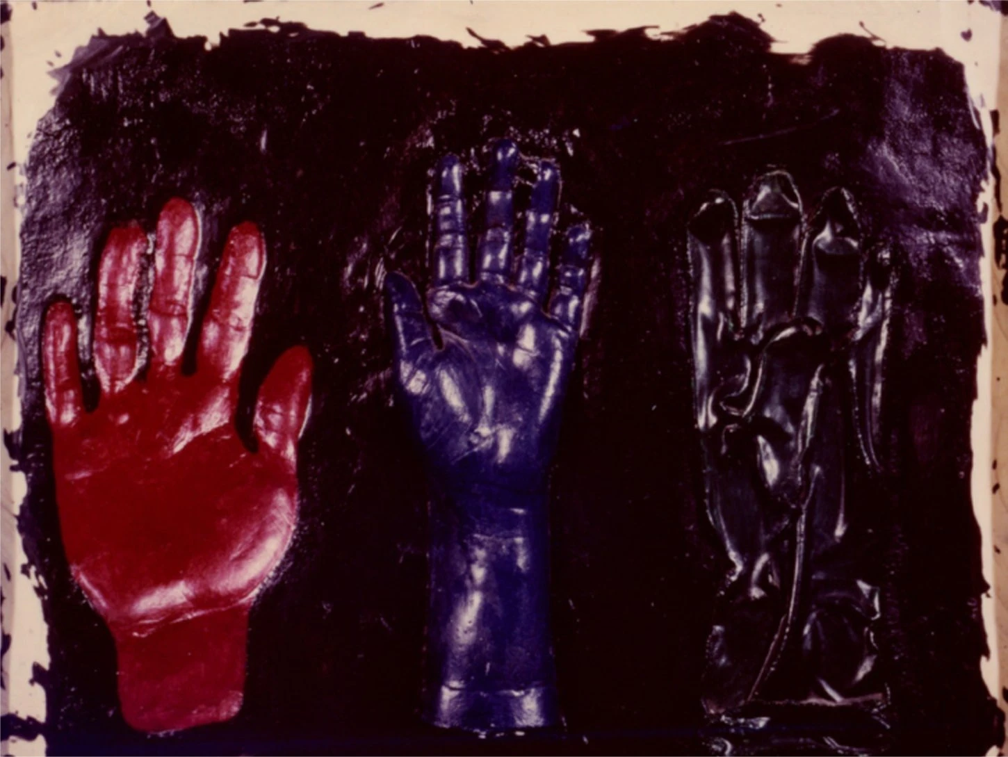 首次個展「高重黎攝影展」展場一景，台北美國文化中心，1983；右為《手，可以是一張照片》翻模作品-圖片