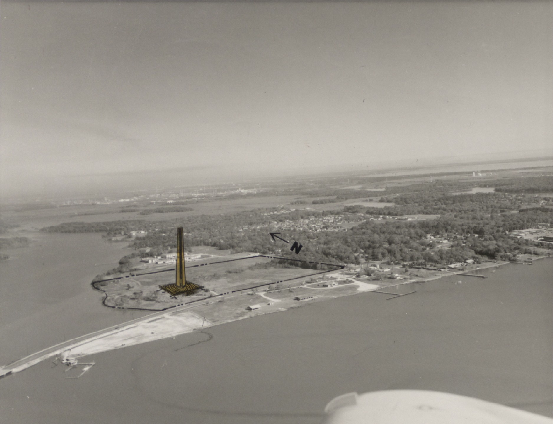 鳥瞰拚貼圖，登月紀念碑在太空總署所在地休士頓市郊的基地，徐明松掃描提供-圖片