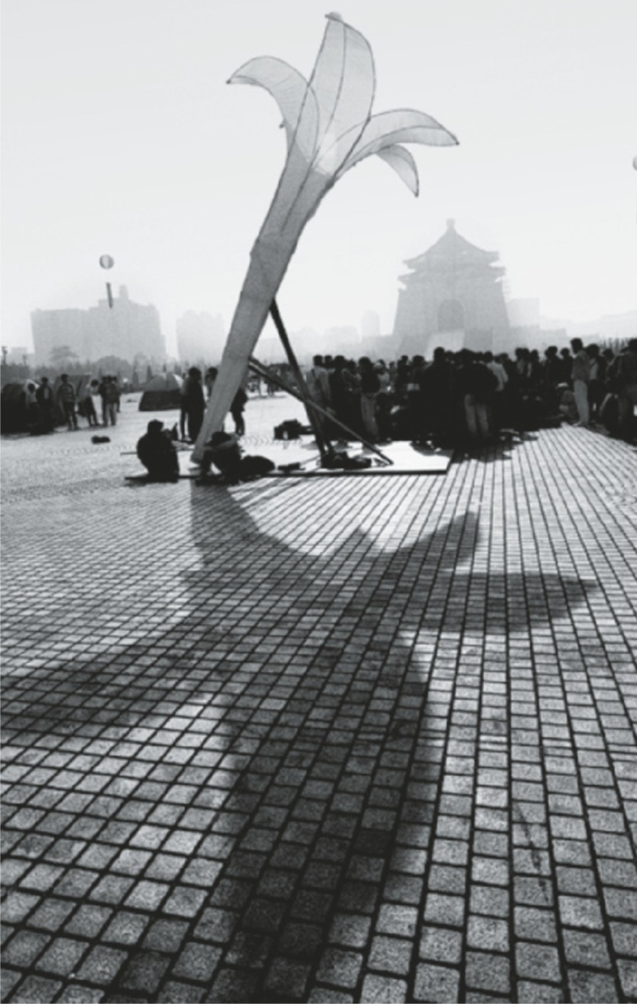 「野百合學運」近6000名來自台灣南北各地的大學生，集結在中正紀念堂廣場上靜坐抗議，1990.03.18　c數位島嶼，蔡文祥攝影，https://cyberisland.teldap.tw/g/qwhcsUFtjgAXofbBImFSlLs-圖片