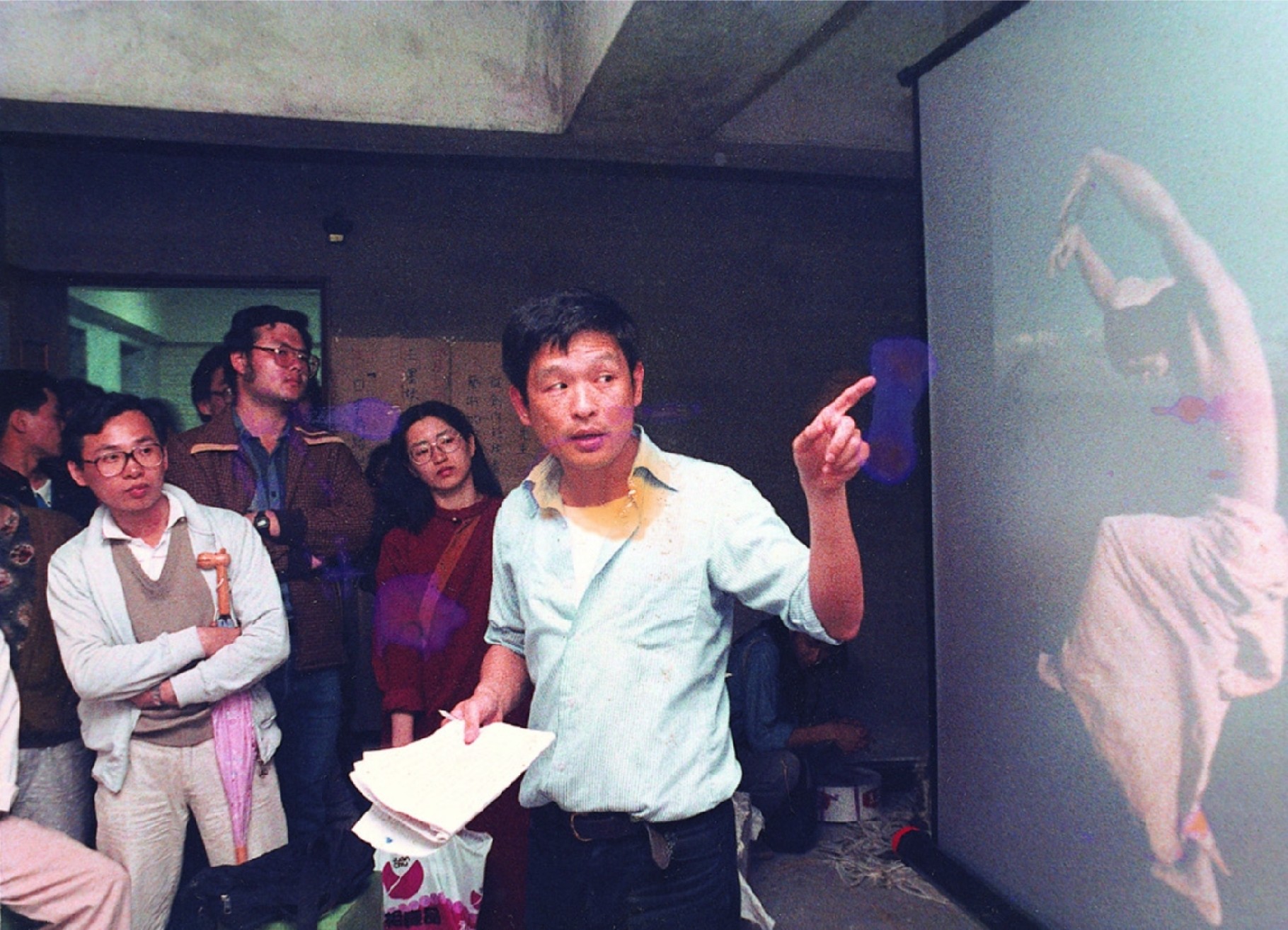 王墨林於「息壤」展覽地點講述日本舞踏，1986；王墨林提供-圖片