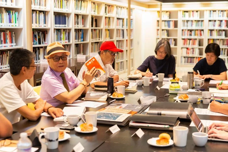 「劇場．八○」閉門會議於北美館舉行，由當時北藝大新媒所教授王俊傑、跨域所所長黃建宏主持，圖左起與談人王耿瑜、黃建業、王墨林，以及研究組同仁，2020.08.06　c台北市立美術館-圖片