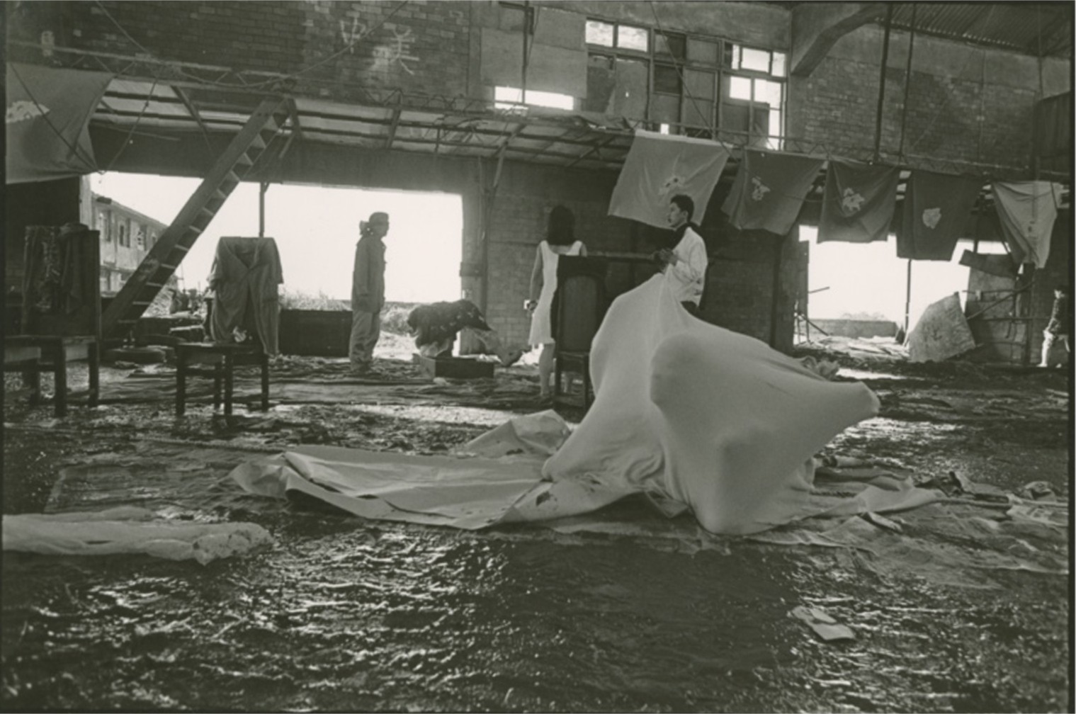 河左岸劇團《拾月──在廢墟十月看海的獨白》於錫板廢棄造船廠，1987；高重黎攝影-圖片