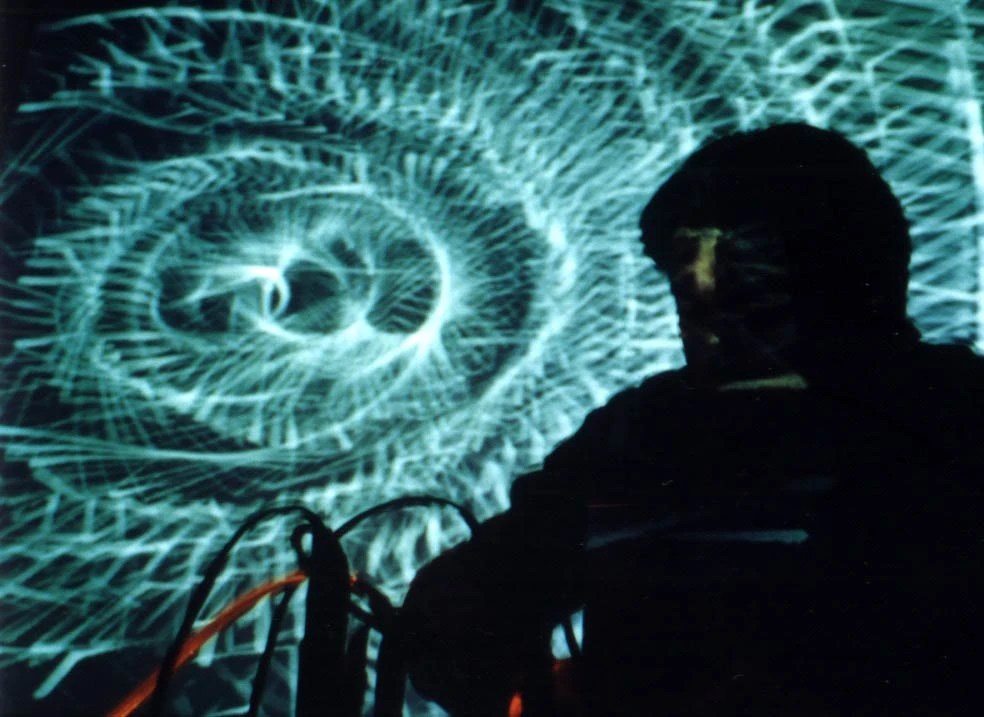 2001年於「靜電暴動」演出一景-圖片