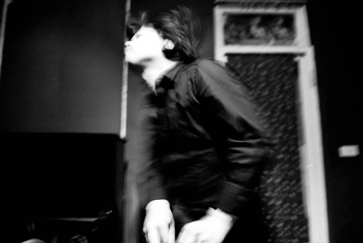 藝術家於南海藝廊「 2011台北福島聲音連線」演出現場；響相工作室盧藝提供-圖片