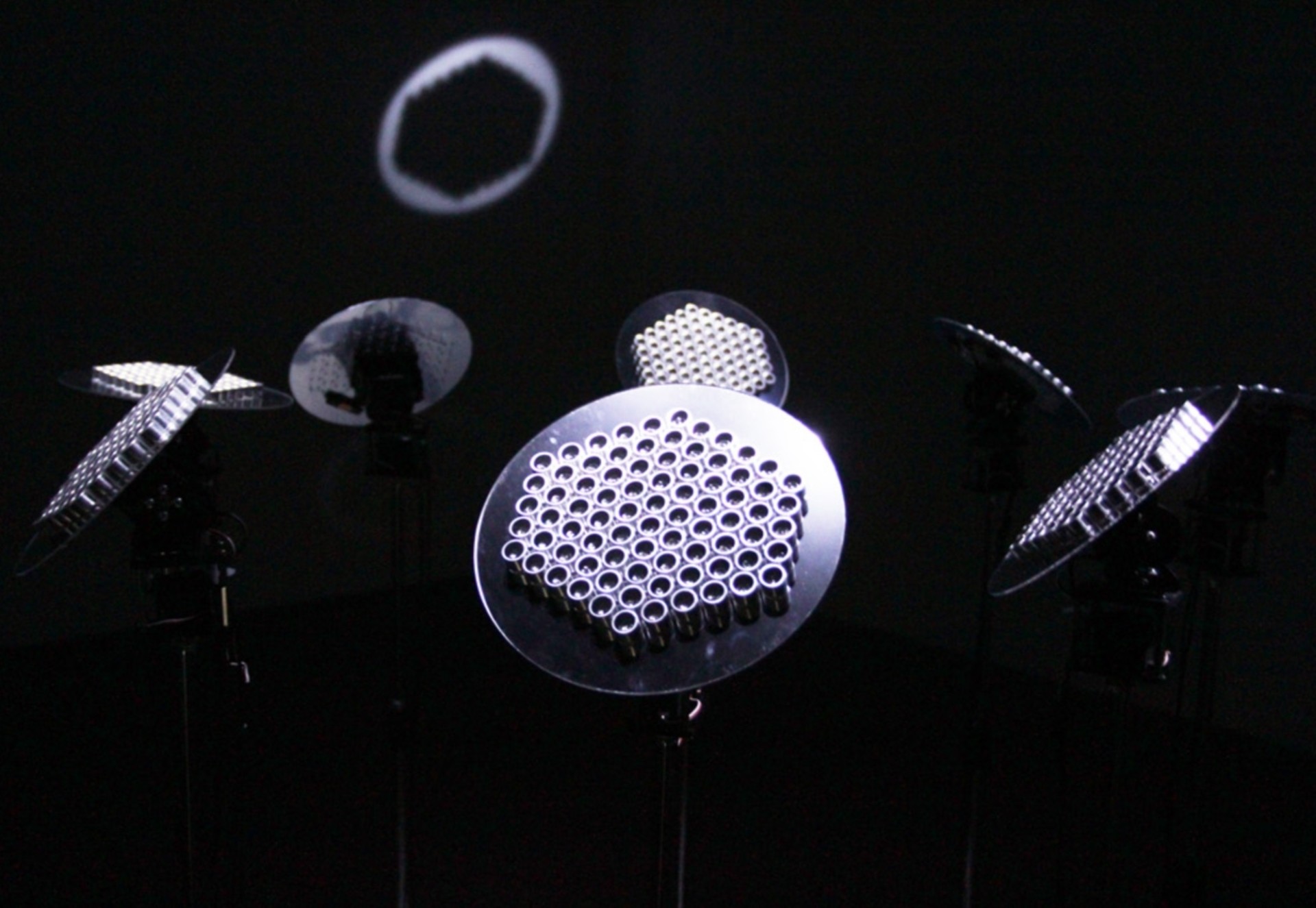 《平行波》，2013，超音波喇叭、壓克力板、動力馬達、客製電子裝置；響相工作室盧藝提供-圖片