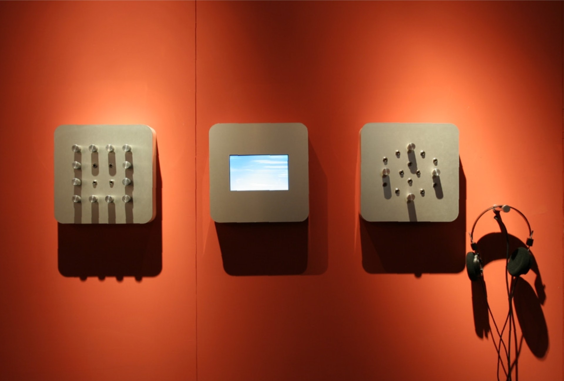 《iPure》，2005，聲音互動裝置；「後石器時代」於台北世貿展場一景-圖片