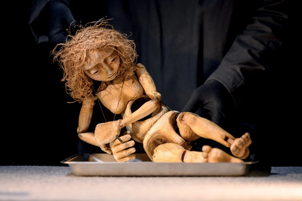 驅魔師集會製作委員會，《人的更新》，演出團隊偶人工作桌，2021 ©臺北市立美術館-圖片