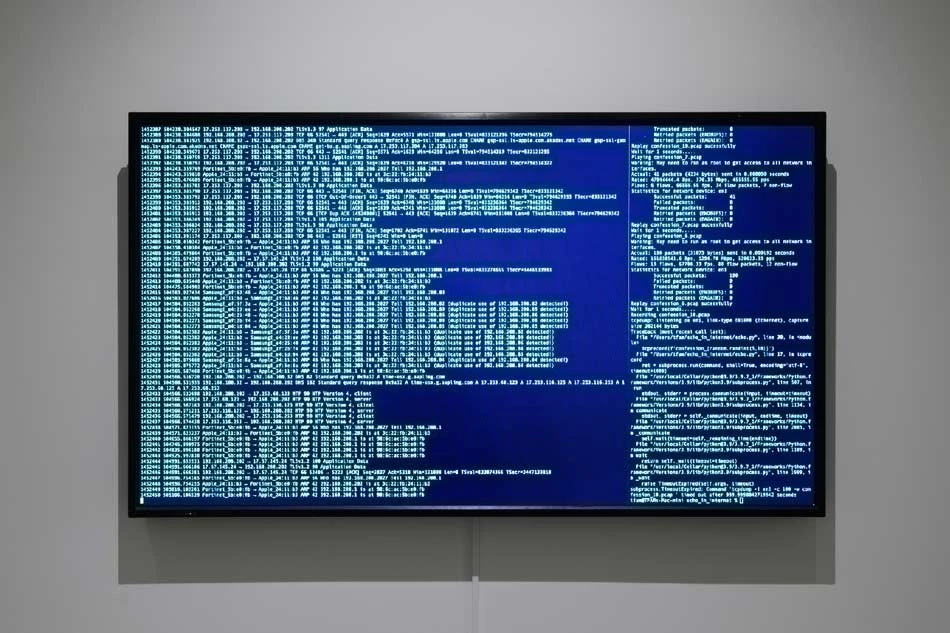 《Confession, Yes!》，單頻道影像、即時影像、電子元件，90吋液晶電視，2021 ©台北市立美術館-圖片