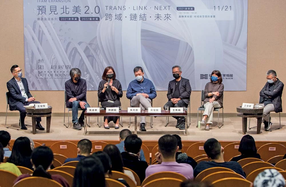 講者與主持人綜合討論，左起王俊傑、龔書章、林靜娟、吳光庭、黃俊銘、王秀娟、王俊雄，北美館視聽室，2021.11.21 ©台北市立美術館-圖片