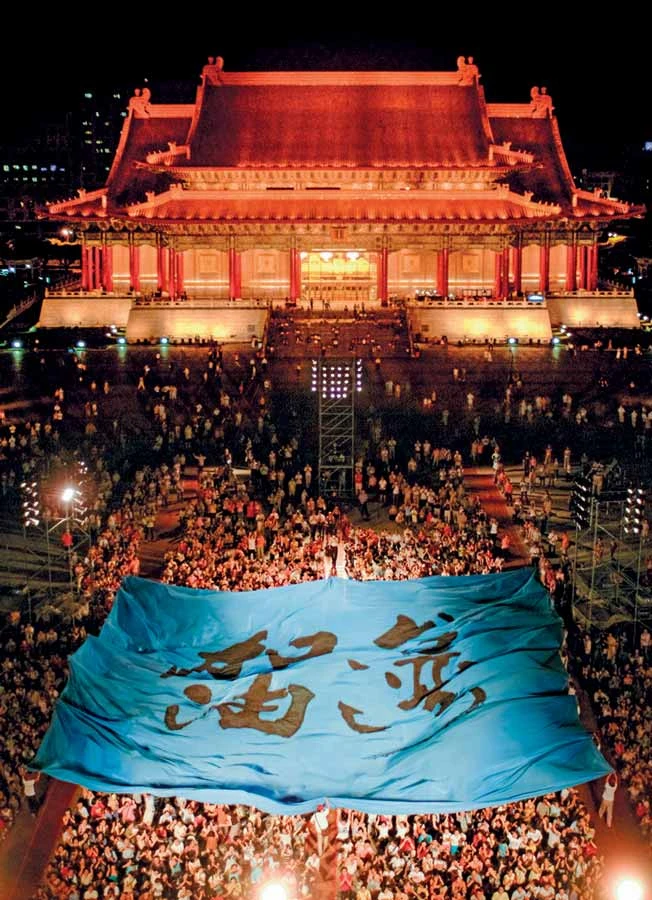 2003年8月雲門舞集公演於中正紀念堂前廣場上戶外觀眾舉旗大合照 圖片來源：劉振祥提供-圖片