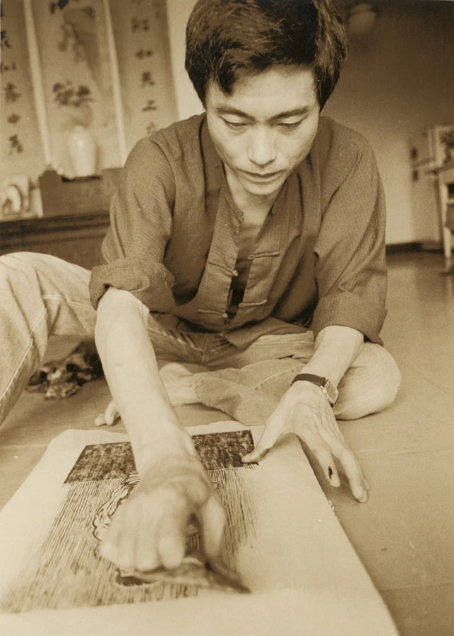 奚淞於1980年代製作木刻版畫，該木刻作品與散文收錄於奚淞，〈記憶中的麵攤小工〉，《姆媽，看這片繁花！》，台北：爾雅，1987，頁86-90；奚淞提供-圖片