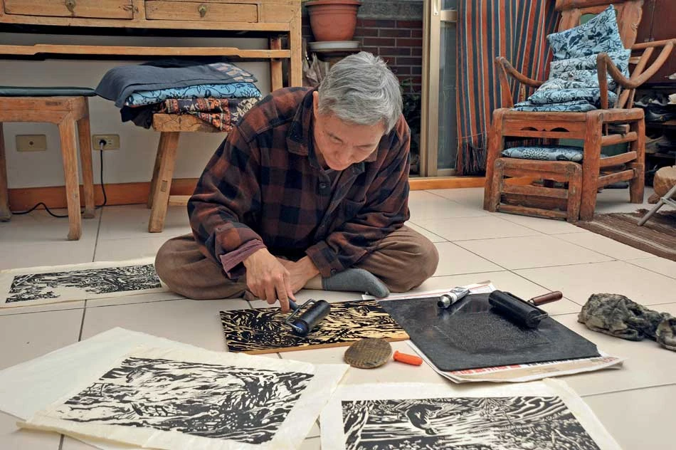 奚淞近年於自宅轉印雕刻好的木版畫；奚淞提供-圖片