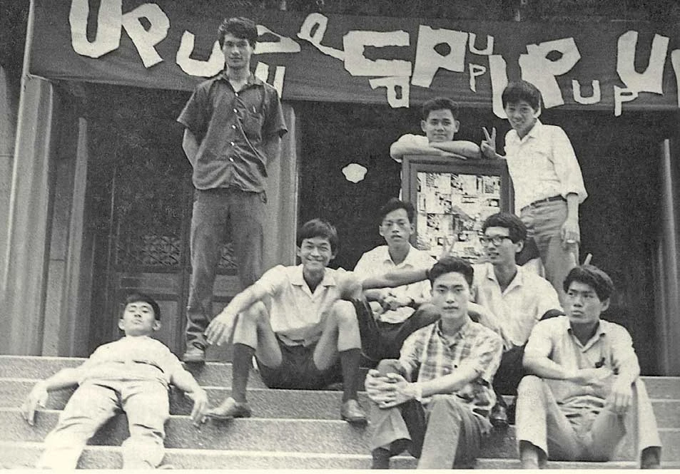 「UP 展」全體成員合照，下排左起：梁正居、奚淞、黃金鐘，中排左起：姚孟嘉、汪英德、陳驌，上排左起：黃永松、劉邦隆、王淳義，右圖為成員簽名，1967；黃永松提供-圖片