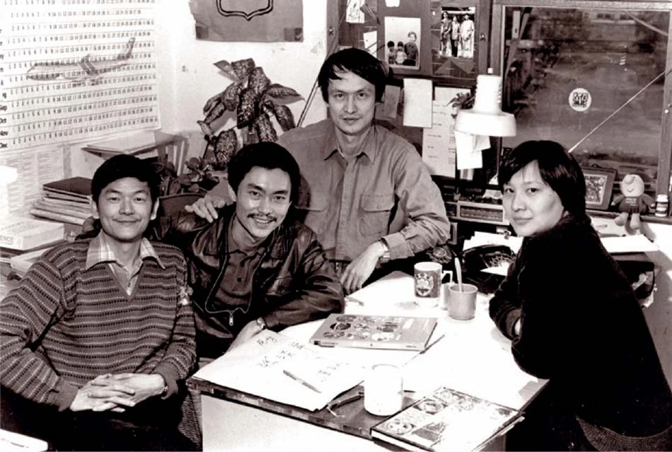 「漢聲四君子」合影，左起姚孟嘉、奚淞、黃永松和吳美雲；黃永松攝影，漢聲雜誌提供-圖片