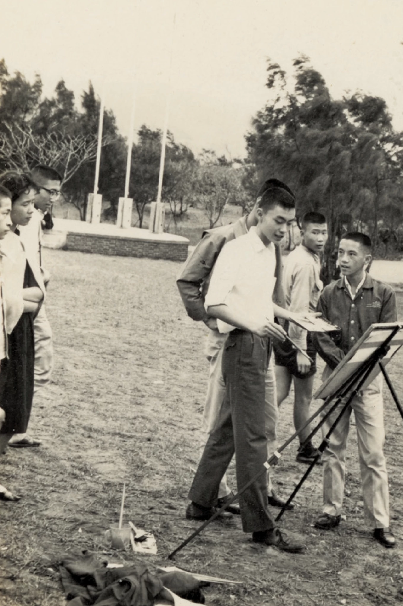 奚淞（作畫者）高中時，參加同學李賢文創立的「寫生會」美術社，1960 年代；奚淞提供-圖片