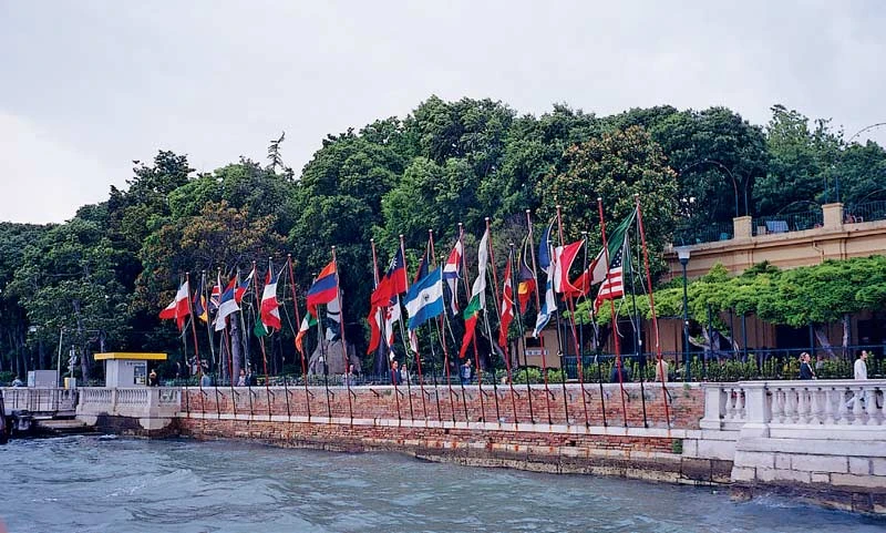 第46屆威尼斯雙年展台灣館首次參展，我國國旗與其他參展國家館並列於綠園堡展區，1995-圖片