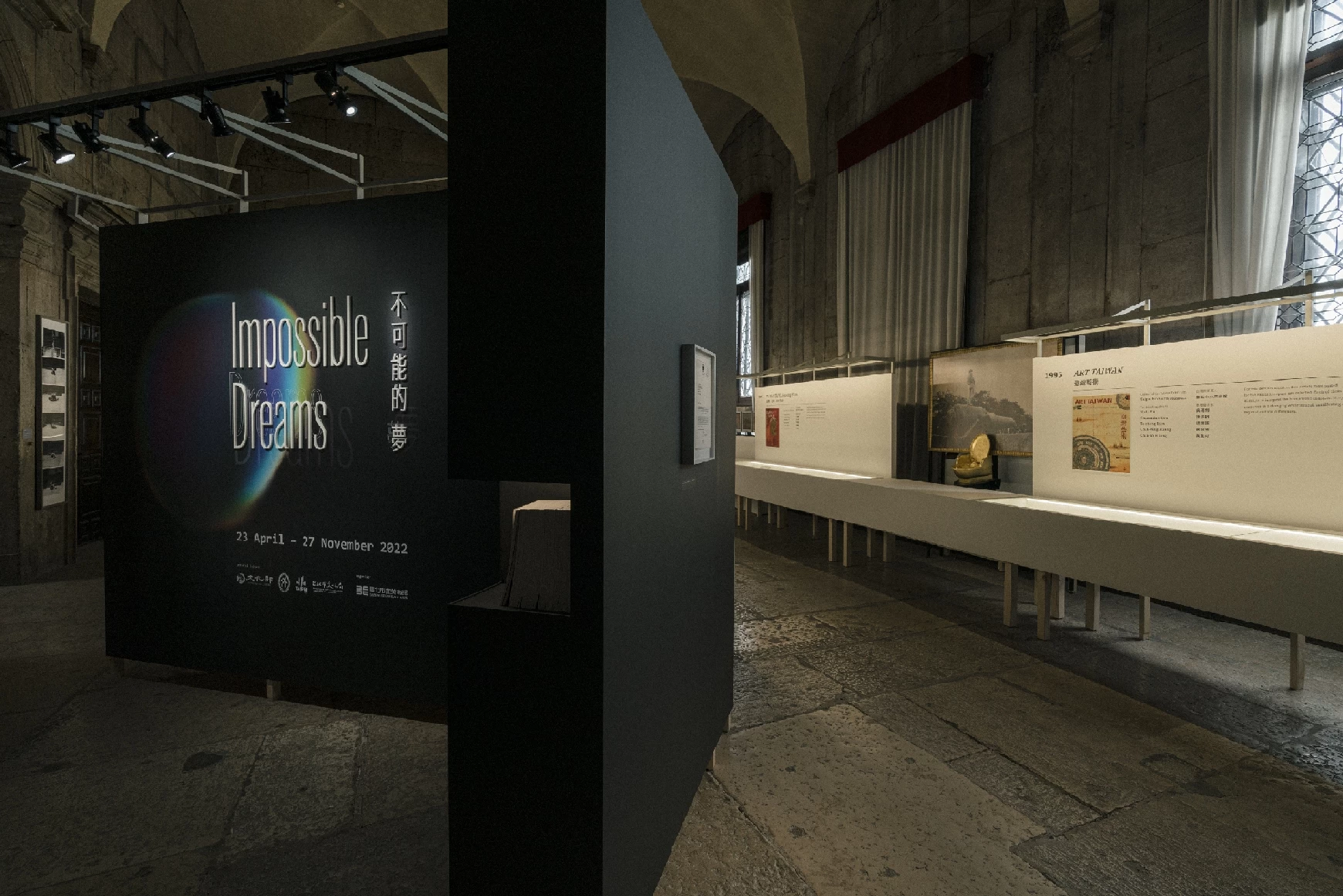 第59屆威尼斯雙年展台灣館「不可能的夢」展場一景，右為第46屆「台灣藝術」參展文獻及姚瑞中作品《本土佔領行動》（1994）局部，2022.04-圖片