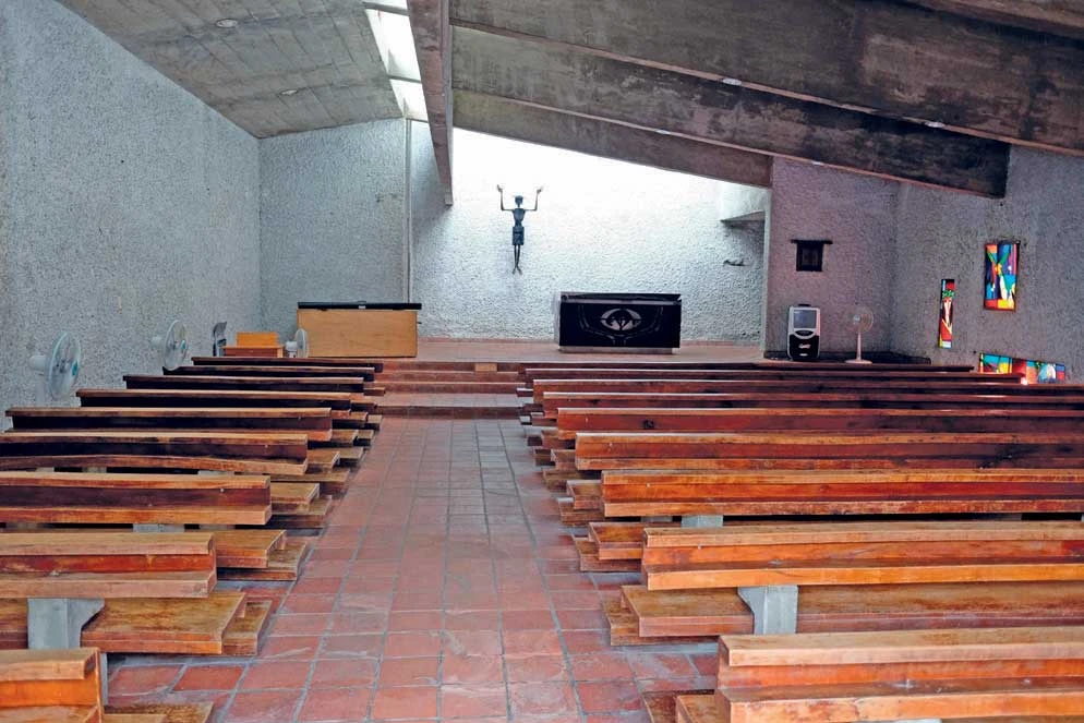 公東高工教堂（1960）戲劇性的採光手法，以高窗採光照亮祭壇主牆面 圖片來源：黃冠智提供-圖片