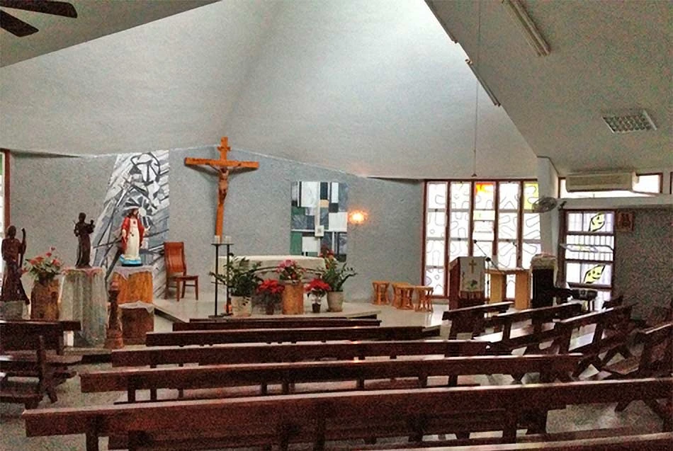 小馬天主堂採用斜面講堂式的設計，提升了平信徒在彌撒中的參與程度，以祭壇為中心的七邊形，座位配置縮短平信徒與祭壇的距離，也形成很好的反射音場，使得室內得到很好的音響效果 圖片來源：黃冠智提供-圖片