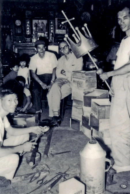 台灣無製作聖器的專門工廠，為了打造教堂，神父進入社區鐵匠家，即便信仰不同，仍共同協力完成 圖片來源：徐昌志提供-圖片