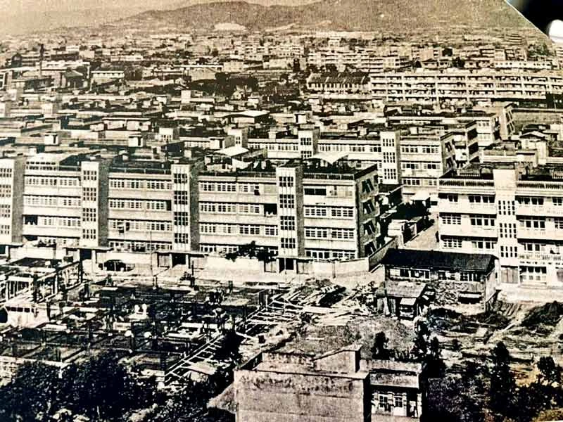 新式公寓連雲興建，平房正在拆除的景象。此區原為垃圾轉運場，違章林立，配合違建拆除計畫，就地整建為平民住宅 圖片來源：沈孟穎提供-圖片