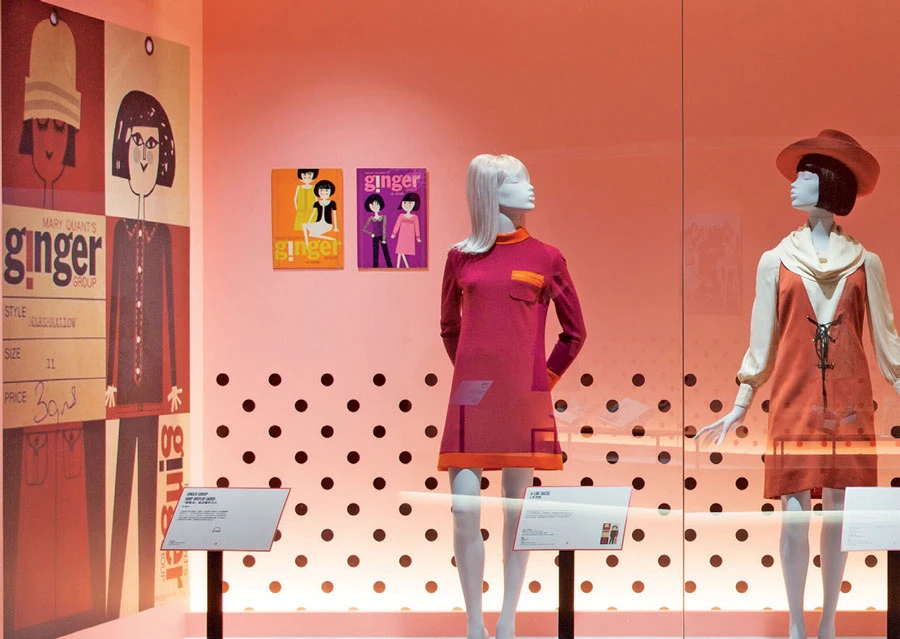 1963年，瑪莉官成立名為「激進派」（Ginger Group）的品牌，藉此宣示她以「迷你裙」作為代表的少女時裝，將全力進軍全球時裝的舞台。這出現在1965年的展示卡，卡通時尚插畫人物身上的衣服，都是瑪莉官系列服飾中實際的衣服。北美館展場一景，圖片來源：©臺北市立美術館-圖片