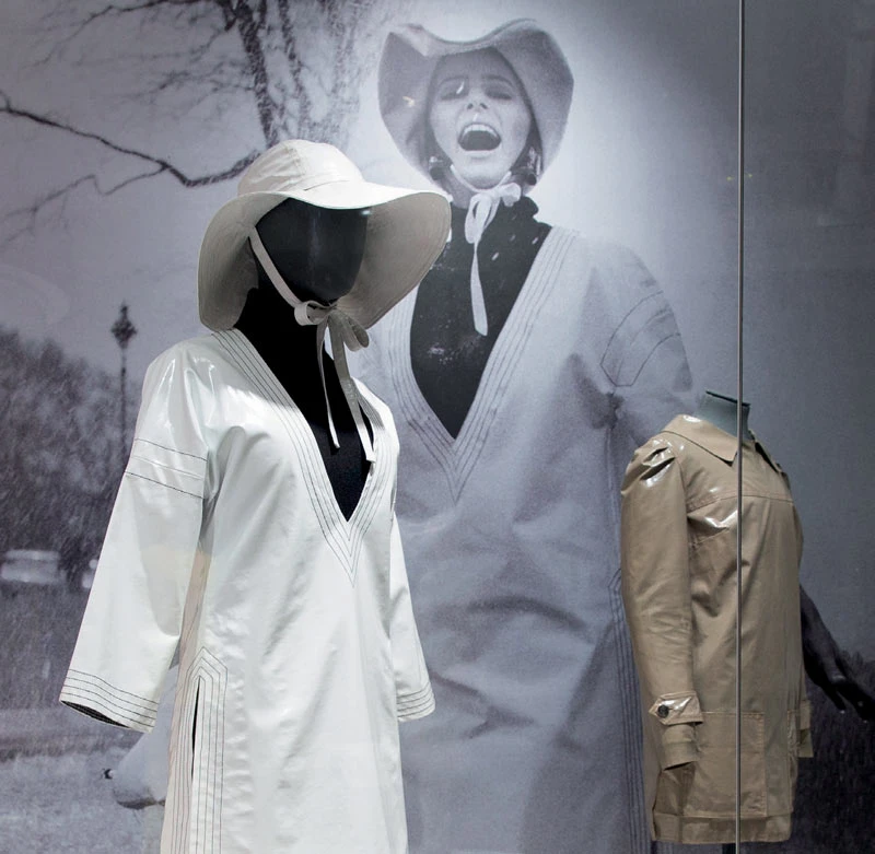 1963年一幅英國模特兒吉兒．肯寧頓（Jill Kennington）快樂享受雨天即景的生動照片，成功詮釋了瑪莉官無拘無束居、熱情奔放的設計風格。圖為北美館展場一景，圖片來源：©臺北市立美術館-圖片