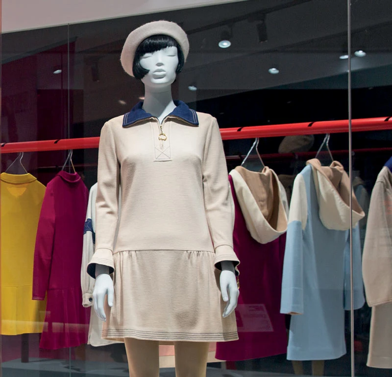 1966年11月瑪莉官接受英國女皇的召見，就是穿著這套迷你裙，當時還被《每日郵報》以惡毒的字眼批評「皇宮裡出現奇裝異服」。北美館展場一景，圖片來源：©臺北市立美術館-圖片