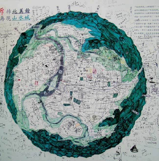 台北盆地城市特色的魚眼圖上佈滿民眾對城市發展看法的塗鴉；資料來源：王秀娟攝於北美館「2008台北雙年展」-圖片