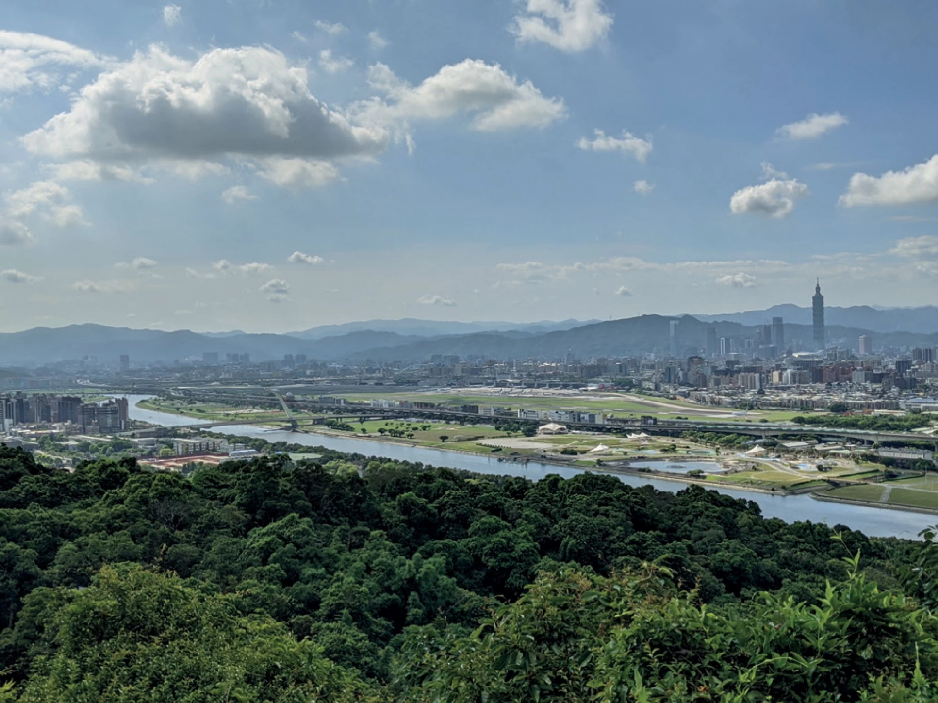 劍潭山東眺城市地景，松山機場、基隆河與河濱公園提供難得的開放視野；資料來源：王秀娟攝，2022-圖片