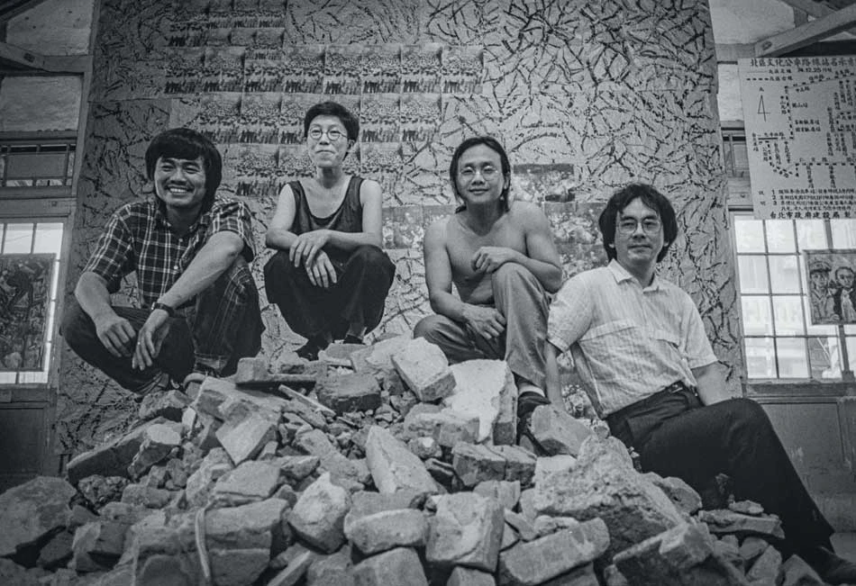 「五二○實踐藝術」聯展，（左起）包括油畫家陳來興、裝置藝術家吳瑪悧、藝術家李銘盛、以及因520農民運動被關剛出獄的林濁水。（攝影：劉振祥）-圖片