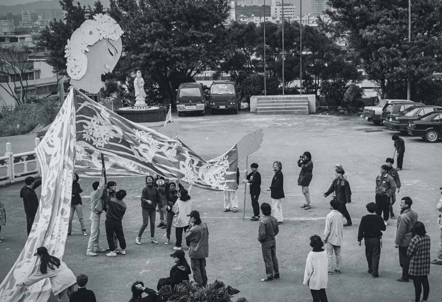 社會運動劇場化有一個重要的事件，乃是1994年鍾明德邀請彼得．舒曼（Peter Schumann）來台灣做「補天」工作坊。（攝影：劉振祥）-圖片