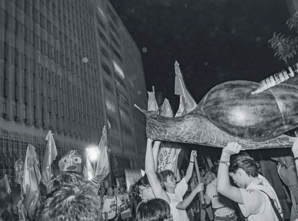 1989年「無住屋者團結組織」，要求政府「抑制房價」、落實「住者有其屋」，並且積極進行 「萬人夜宿忠孝東路」的無殼蝸牛運動。（攝影：劉振祥）-圖片